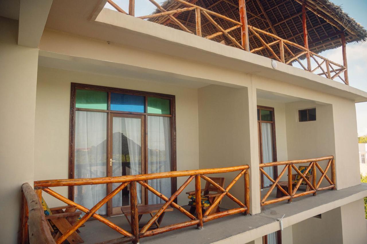 Ocean Breeze Hotel Нунгви Екстериор снимка