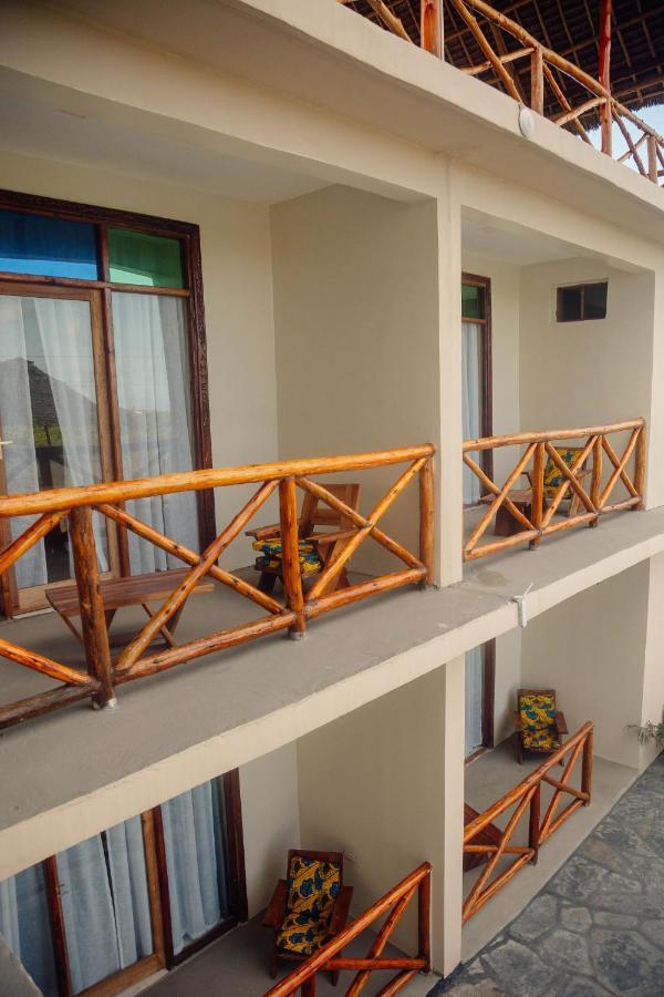Ocean Breeze Hotel Нунгви Екстериор снимка