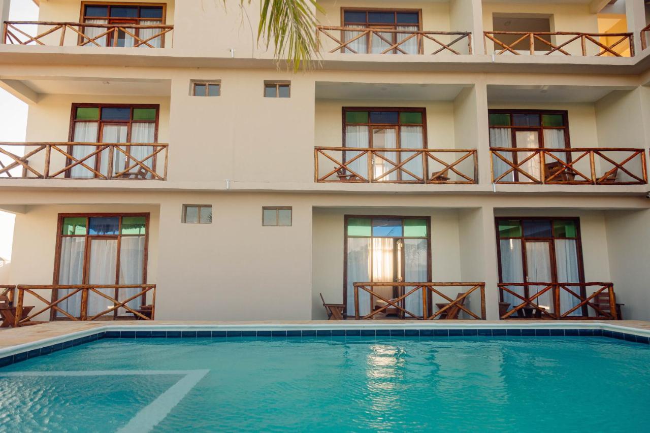 Ocean Breeze Hotel Нунгви Екстериор снимка